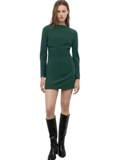 Robe courte verte coupe droite pourvue d'un col bateau et de manches longues