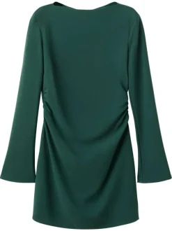 Robe courte verte coupe droite pourvue d'un col bateau et de manches longues