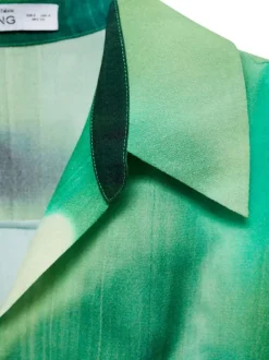 Robe courte verte imprimée à coupe ajustée avec col à revers et manches longues
