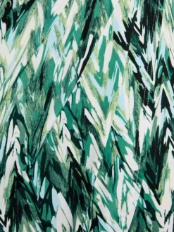 Robe courte verte à motif tropical avec une coupe portefeuille et un col croisé