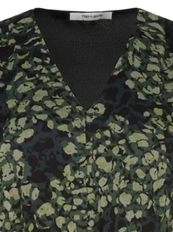 Robe courte verte mouchetée avec une coupe fluide et un col V