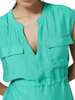 Robe courte verte unie avec des poches poitrine et une coupe droite