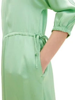Robe courte verte unie avec une coupe ajustée un col v et des manche 3/4