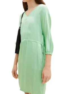Robe courte verte unie avec une coupe ajustée un col v et des manche 3/4