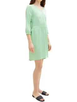 Robe courte verte unie avec une coupe ajustée un col v et des manche 3/4