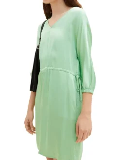 Robe courte verte unie avec une coupe ajustée un col v et des manche 3/4