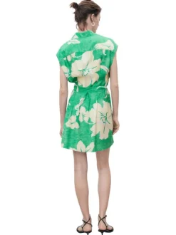 Robe courte vert fleurie avec une coupe droite à col chemise
