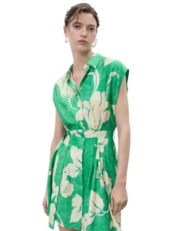 Robe courte vert fleurie avec une coupe droite à col chemise