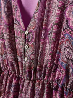 Robe courte violette fleurie coupe droite col v et à manches longues