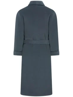 Robe de chambre grise à col à revers avec une ceinture à nouer à la taille