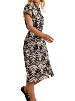 Robe longue beige avec des imprimés une coupe droite et un col à revers
