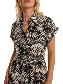 Robe longue beige avec des imprimés une coupe droite et un col à revers