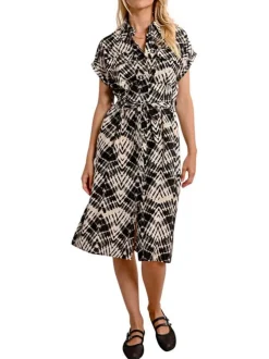 Robe longue beige avec des imprimés une coupe droite et un col à revers