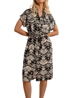 Robe longue beige avec des imprimés une coupe droite et un col à revers