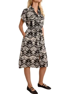Robe longue beige avec des imprimés une coupe droite et un col à revers