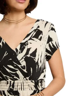 Robe longue beige à imprimé tropical noir cintrée à col v et à manches courtes