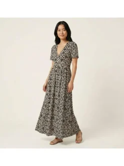 Robe longue beige à motifs pourvue de manches courtes et d'une coupe fluide