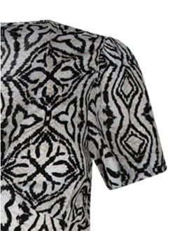 Robe longue beige à motifs pourvue de manches courtes et d'une coupe fluide