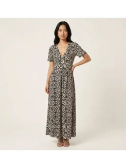 Robe longue beige à motifs pourvue de manches courtes et d'une coupe fluide
