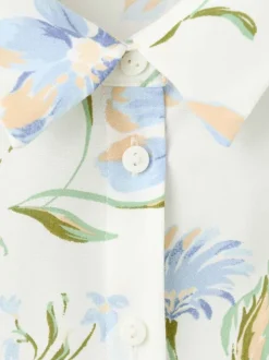 Robe longue beige à motifs pourvue d'un col chemise et d'une coupe évasée