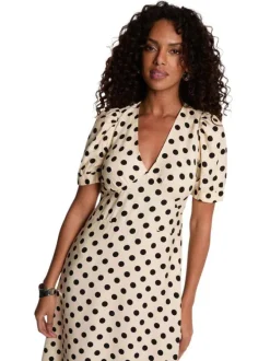 Robe longue beige à motifs pourvue d'une découpe sous la poitrine