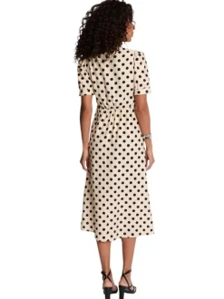 Robe longue beige à motifs pourvue d'une découpe sous la poitrine