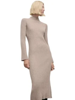 Robe longue beige pourvue d'un col montant et de manches longues
