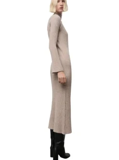 Robe longue beige pourvue d'un col montant et de manches longues