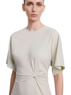 Robe longue beige unie pourvue de manches courtes et d'une coupe ajustée