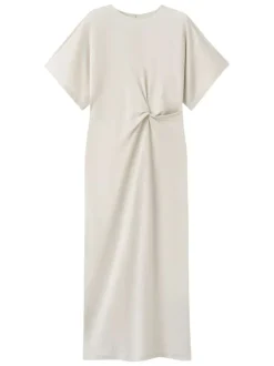 Robe longue beige unie pourvue de manches courtes et d'une coupe ajustée