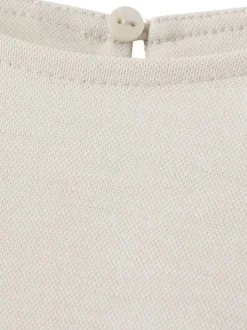 Robe longue beige unie pourvue de manches courtes et d'une coupe ajustée