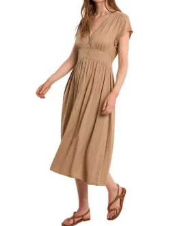 Robe longue beige unie pourvue d'une coupe cintrée et de manches courtes