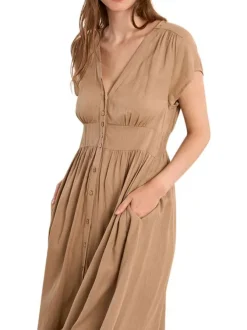 Robe longue beige unie pourvue d'une coupe cintrée et de manches courtes