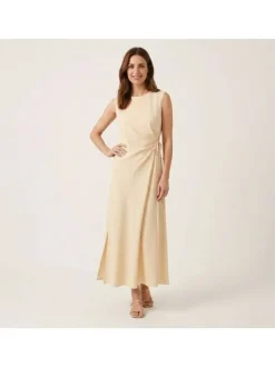Robe longue beige unie sans manche pourvue d'une coupe évasée