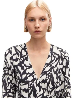 Robe longue black imprimé abstrait avec une coupe portefeuille et un col v
