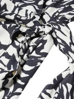Robe longue black imprimé abstrait avec une coupe portefeuille et un col v