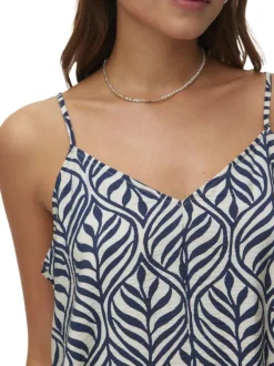 Robe longue blanche et marine pourvue d'un col v léger et de bretelles réglables