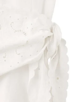 Robe longue blanche unie pourvue d'une coupe évasée et d'un col rond