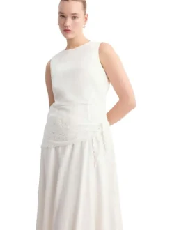 Robe longue blanche unie pourvue d'une coupe évasée et d'un col rond