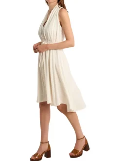 Robe longue blanche unie sans manche pourvue d'une coupe évasée