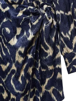 Robe longue bleue imprimé abstrait avec une coupe midi et un col v à revers