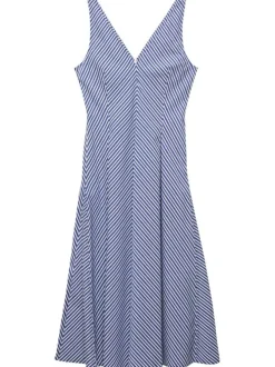 Robe longue bleue rayée avec une coupe droite à col v et bretelles