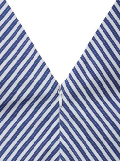 Robe longue bleue rayée avec une coupe droite à col v et bretelles