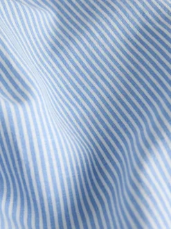 Robe longue bleue sans manche ornée d'un motif à rayures et de fines bretelles
