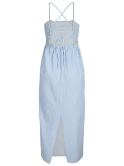 Robe longue bleue sans manche ornée d'un motif à rayures et de fines bretelles
