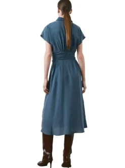 Robe longue bleue unie pourvue d'une coupe cintrée et d'un col chemise