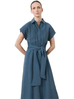 Robe longue bleue unie pourvue d'une coupe cintrée et d'un col chemise
