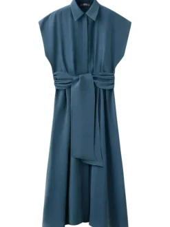Robe longue bleue unie pourvue d'une coupe cintrée et d'un col chemise