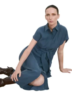 Robe longue bleue unie pourvue d'une coupe cintrée et d'un col chemise