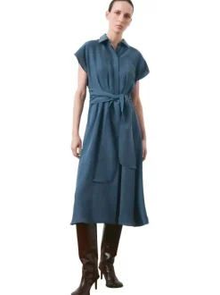 Robe longue bleue unie pourvue d'une coupe cintrée et d'un col chemise